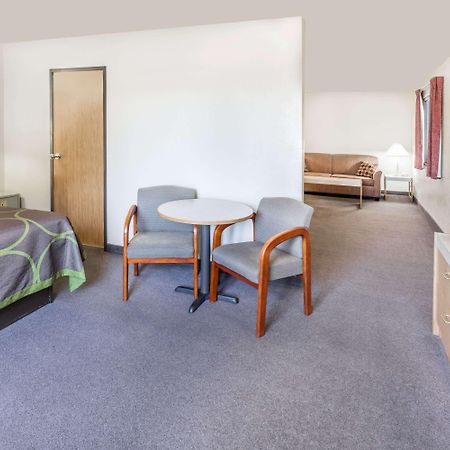 Super 8 By Wyndham Bend Hotel Exterior photo