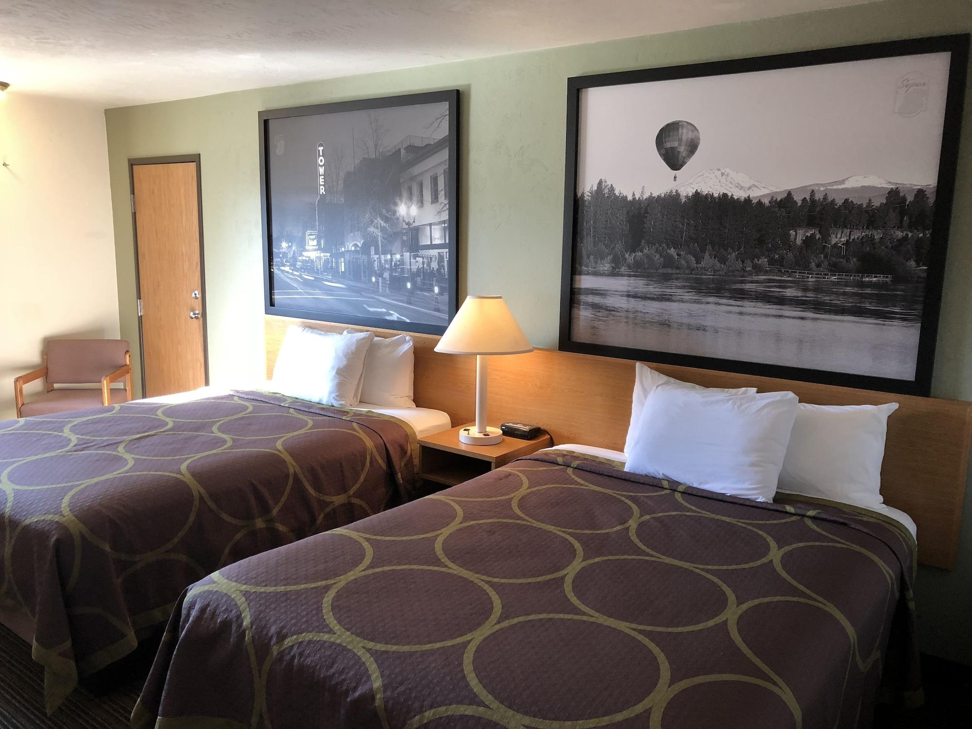 Super 8 By Wyndham Bend Hotel Exterior photo