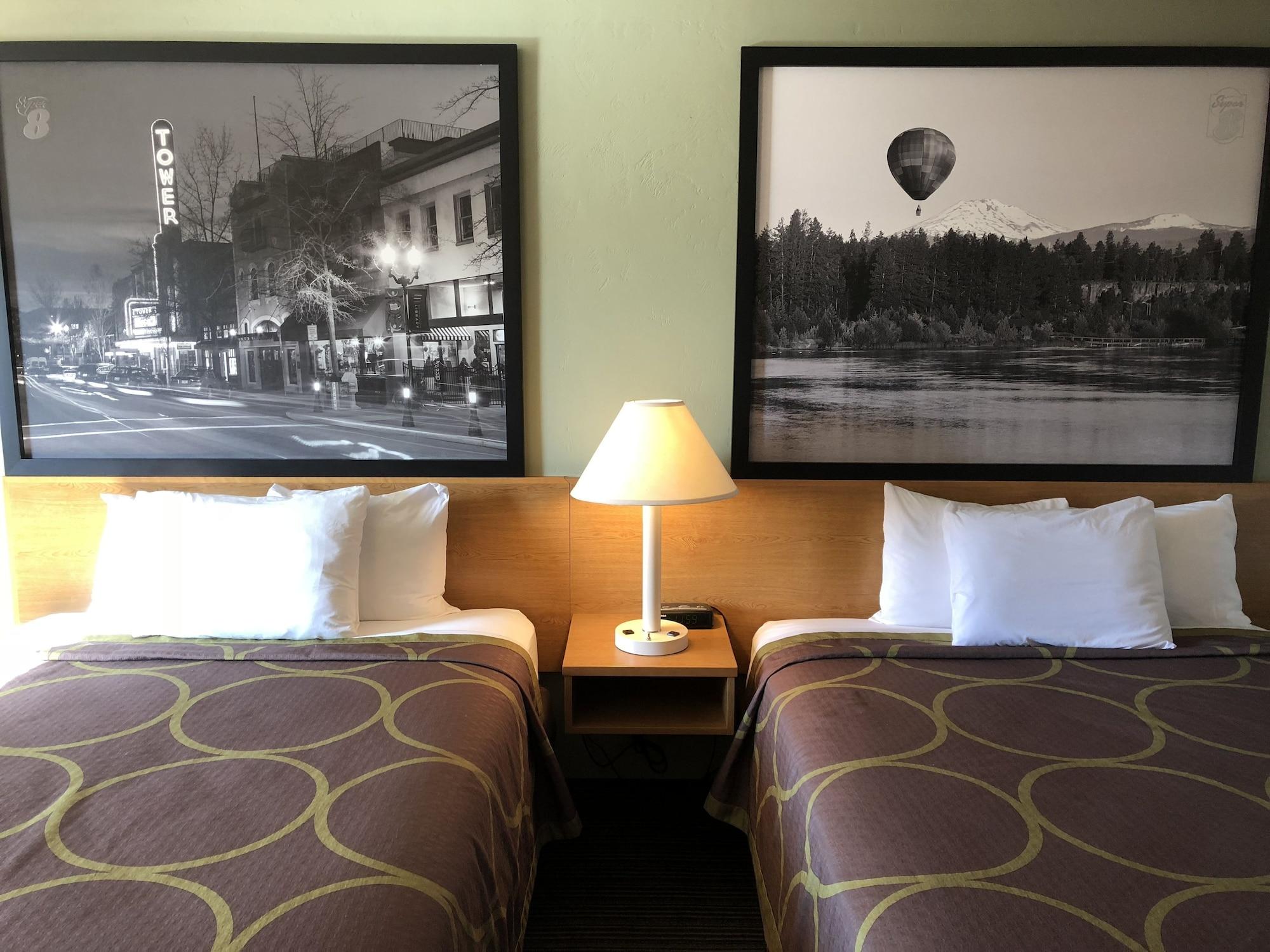 Super 8 By Wyndham Bend Hotel Exterior photo