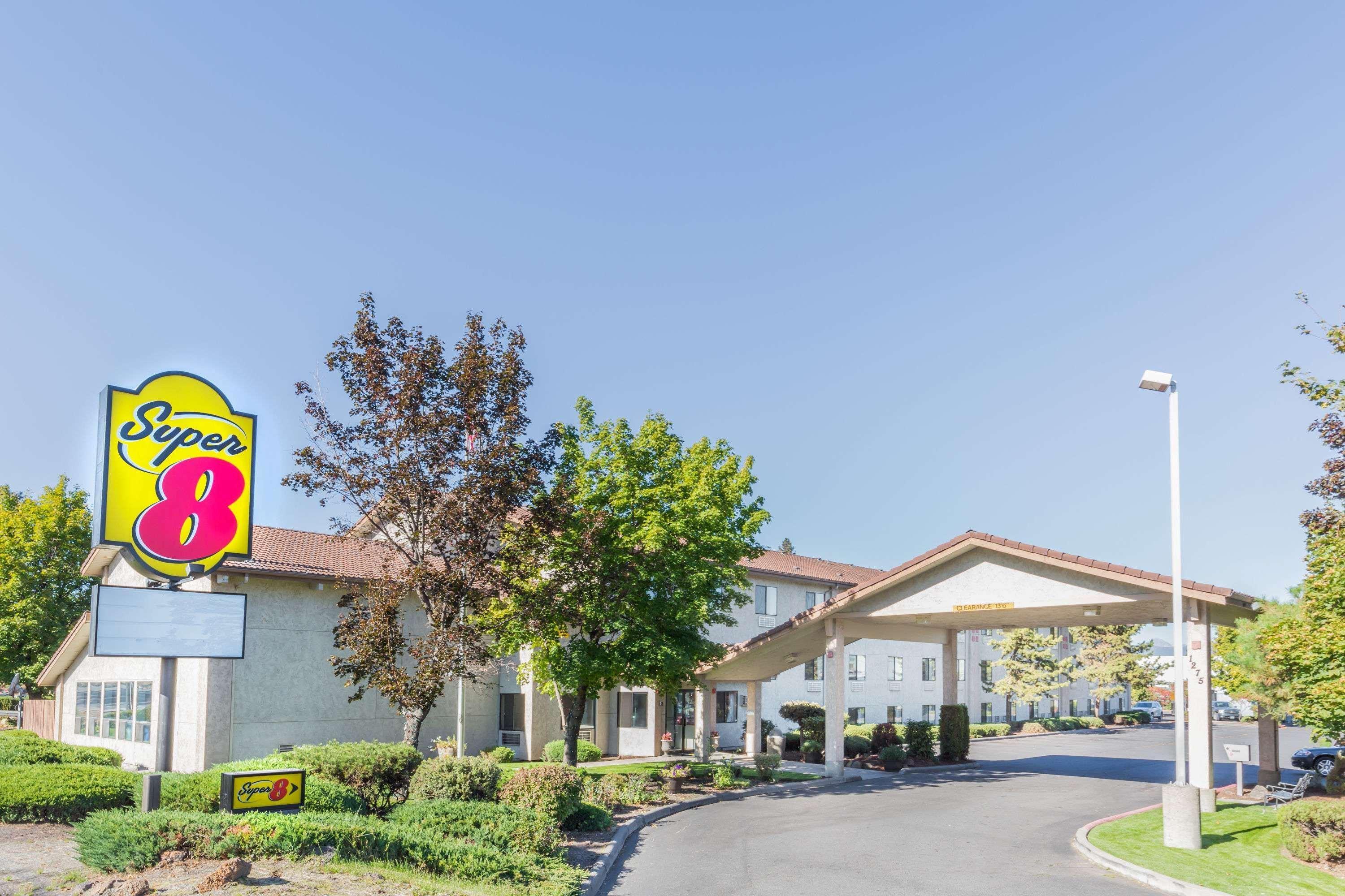 Super 8 By Wyndham Bend Hotel Exterior photo