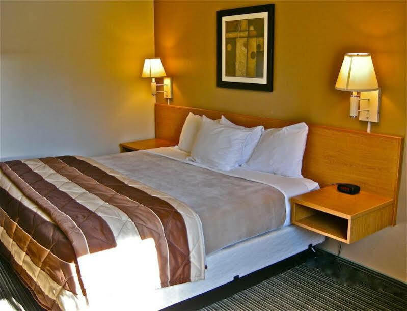 Super 8 By Wyndham Bend Hotel Exterior photo